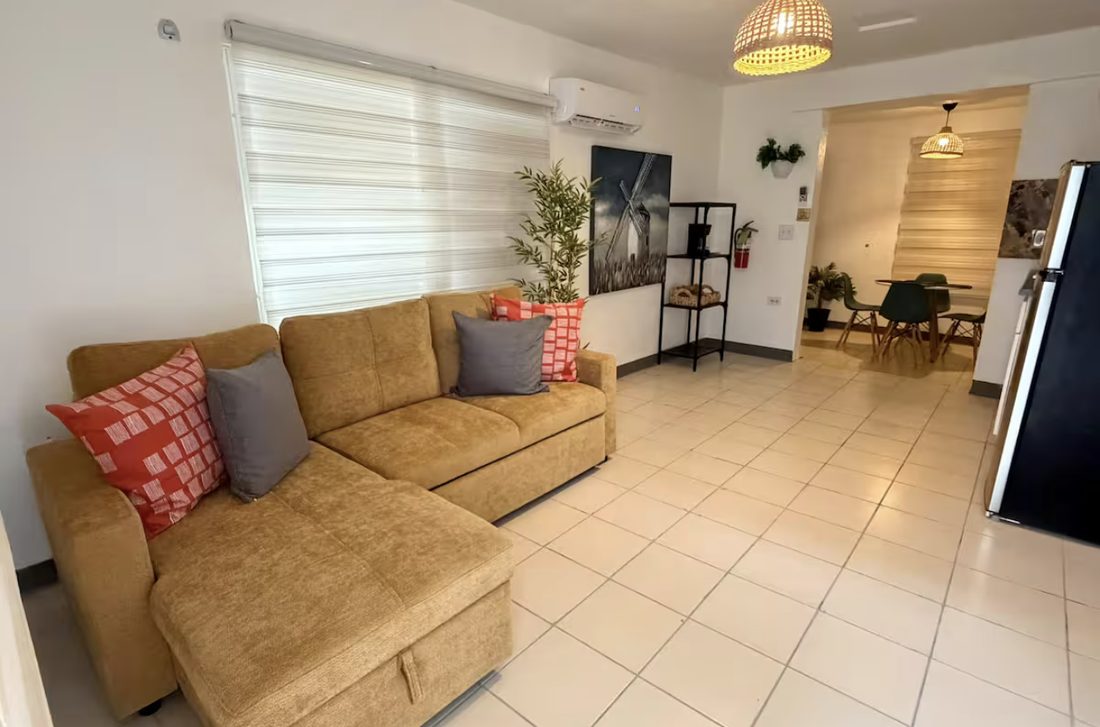 Sala del apartamento con sofá seccional